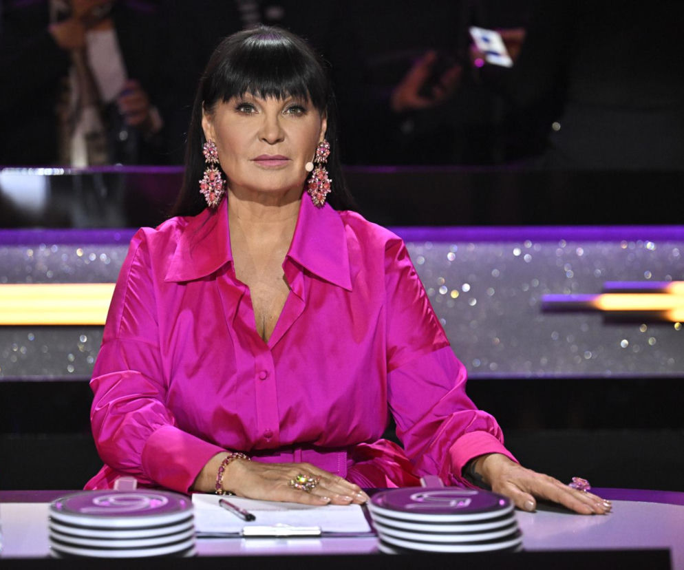 Iwona Pavlović w różowej koszuli za stołem jurorskim. O kontrowersjach w Tańcu z Gwiazdami przeczytasz na SE.