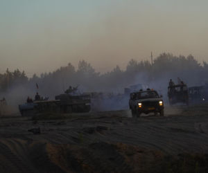 Zjawiskowe pokazy pirotechniczne, kurz i ryk silników