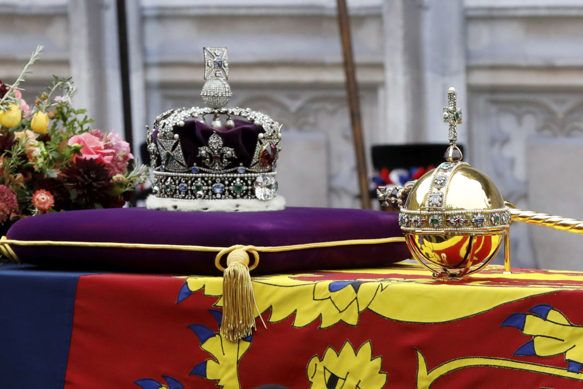 Trumna z Królową przybyła do Westminsteru