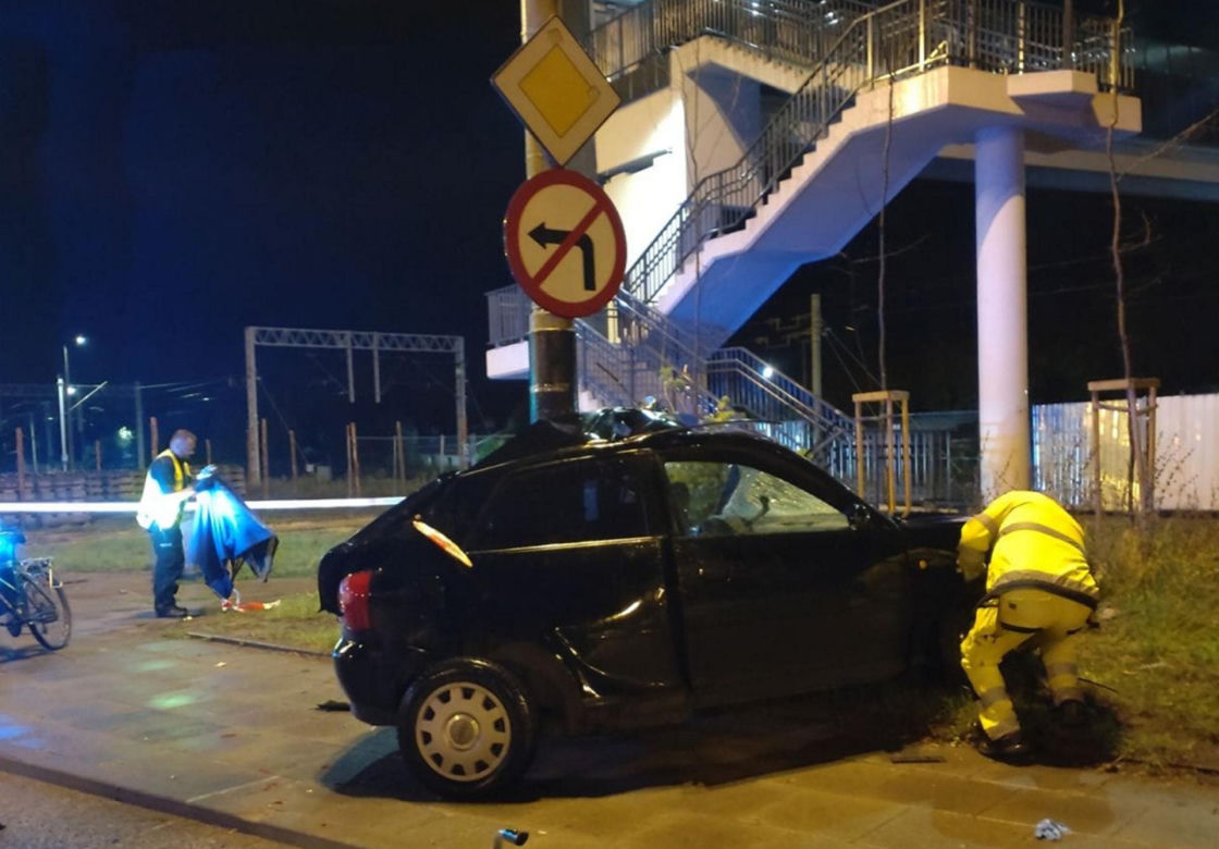 Śmiertelny wypadek w Łodzi. 19-latka roztrzaskała się na słupie [ZDJĘCIA]