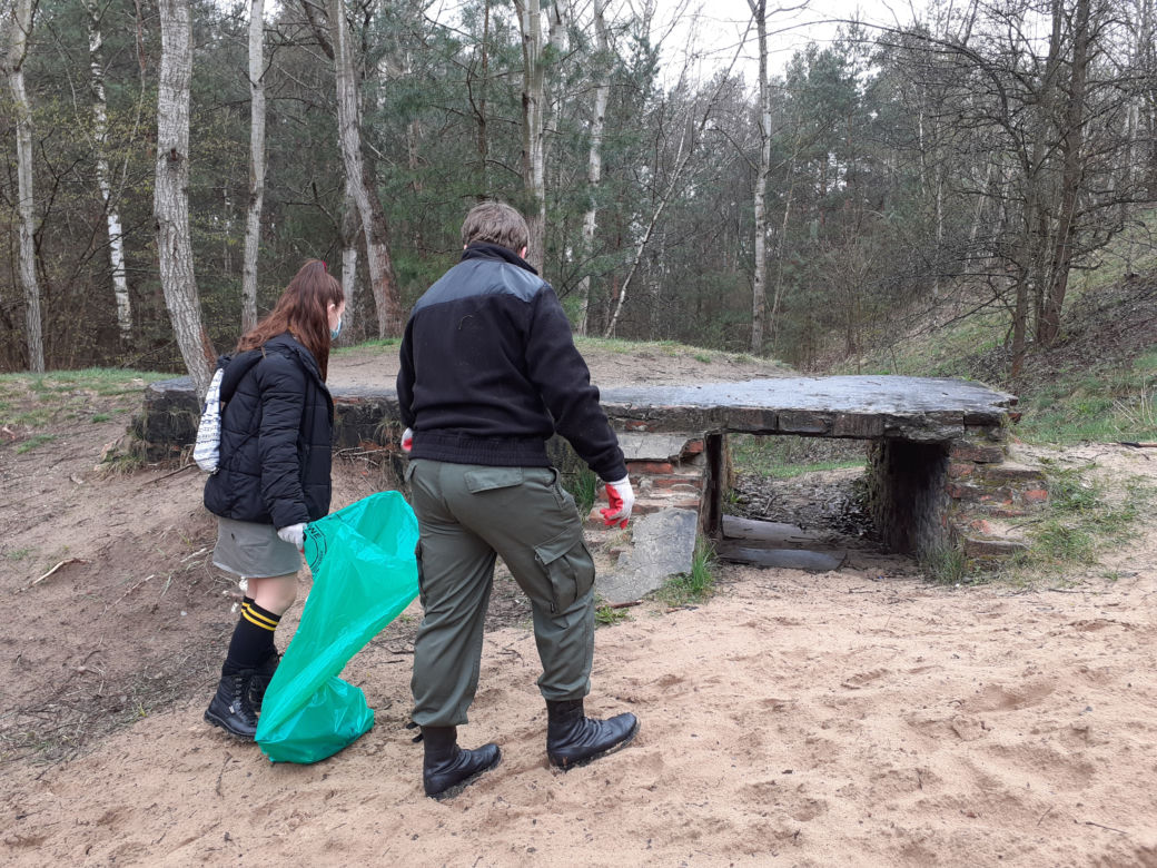 Czuwam dla Ziemi - akcja sprzątania uroczyska Sekuła przez harcerzy w Siedlcach 22.04.2021