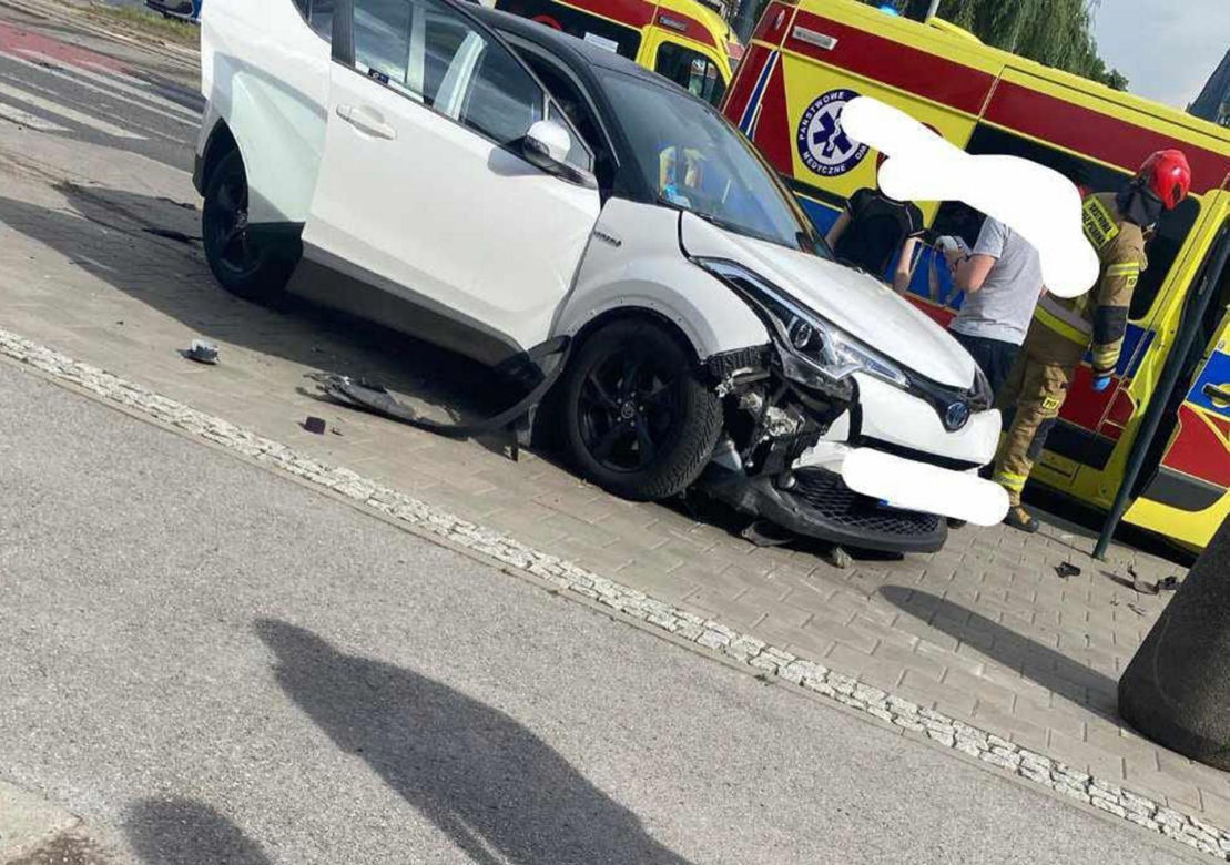 Łódź. Fatalny wypadek karetki! Kilka osób zabranych do szpitala [ZDJĘCIA]