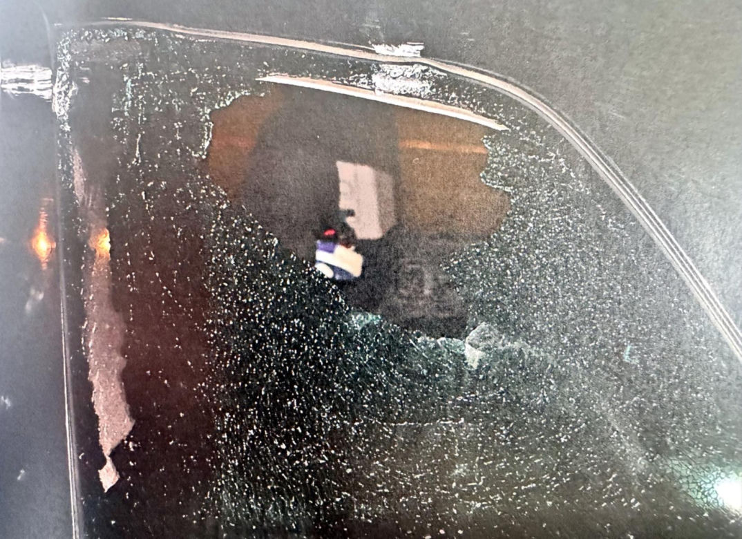 Agresywny mężczyzna dewastował przejeżdżające auta w Warszawie