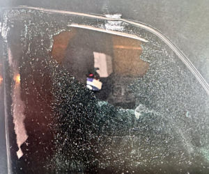 Agresywny mężczyzna dewastował przejeżdżające auta w Warszawie