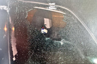 Agresywny mężczyzna dewastował przejeżdżające auta w Warszawie