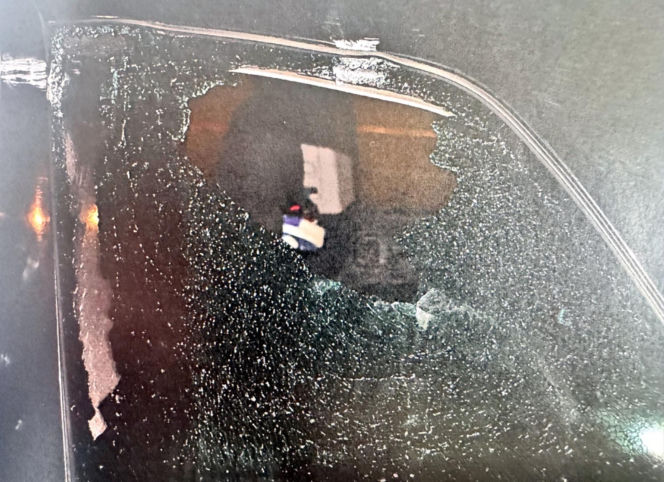 Agresywny mężczyzna dewastował przejeżdżające auta w Warszawie