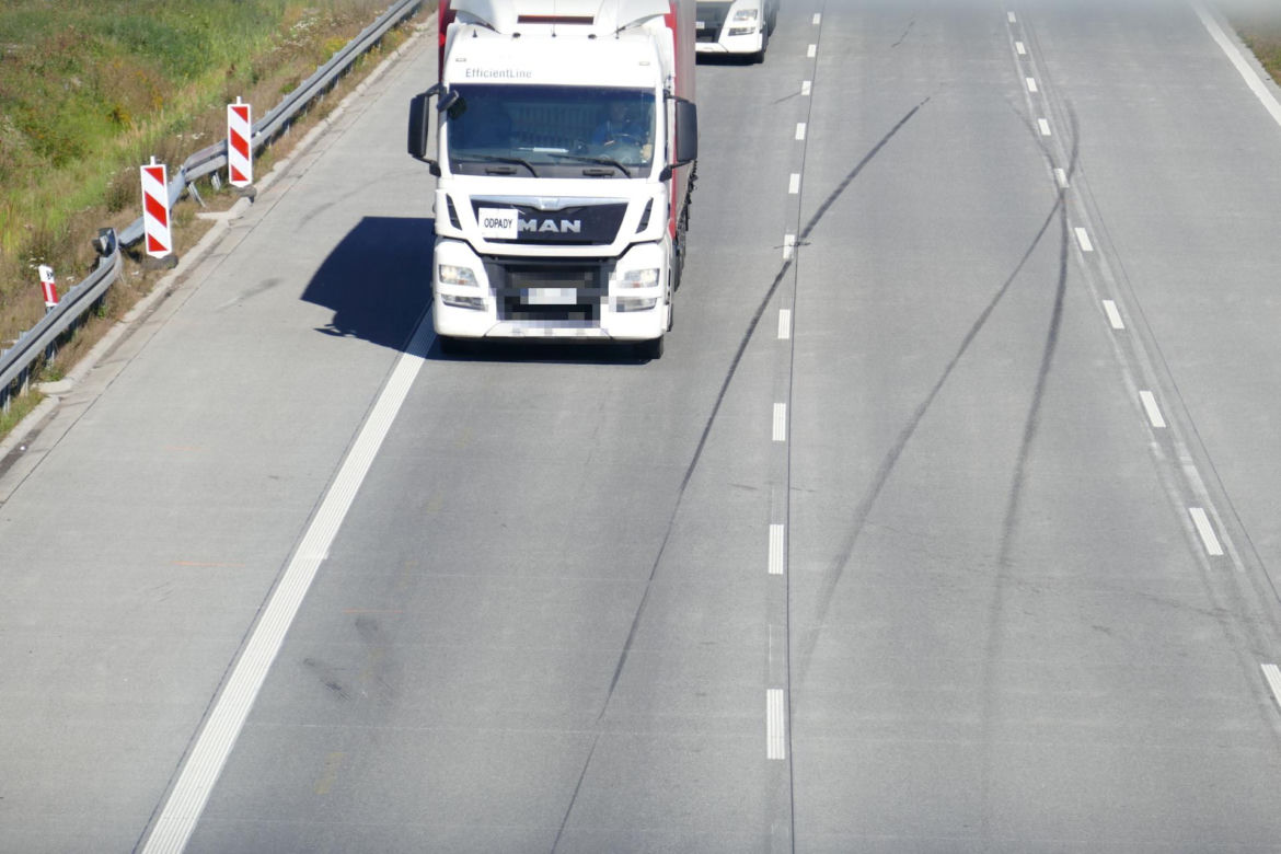 Spłonęli w swoim aucie, bo staranował ich pirat z BMW