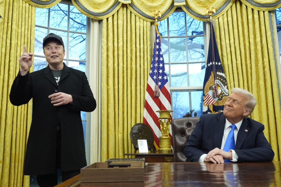 Elon Musk przychodzi z dzieckiem do pracy! Mina Trumpa jest bezcenna