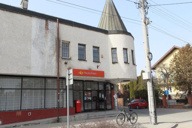 Ogromne kolejki, braki kadrowe oraz rażące zaniedbania ze strony listonoszy w Pocztach pod Warszawą