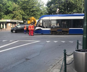 Kraków: Nowy dzień, nowe wykolejenie. Tramwaj wyleciał z szyn w centrum miasta