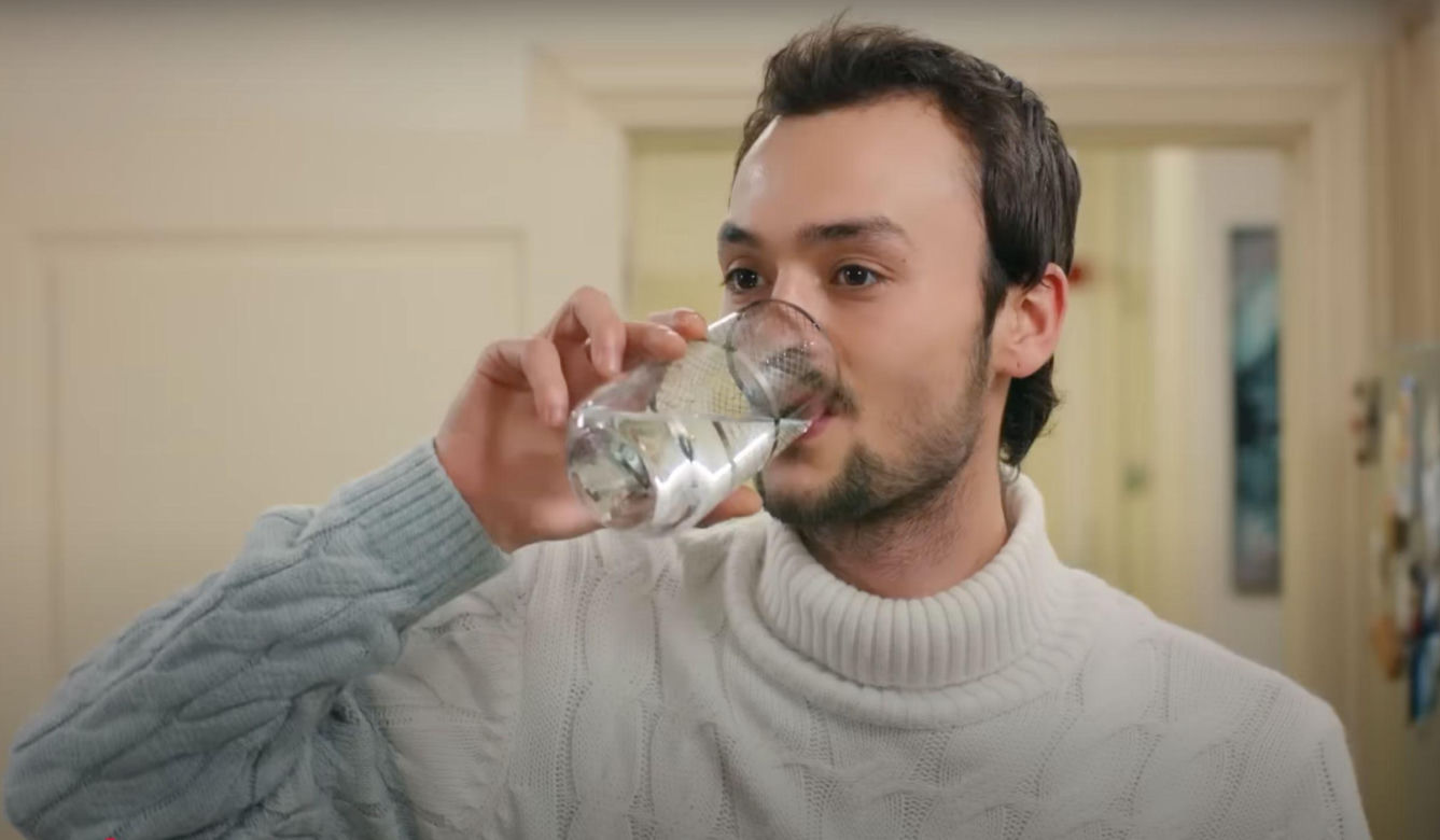 Alper zboczeńcem! Rankiem zakradnie się do sypialni kobiet.
