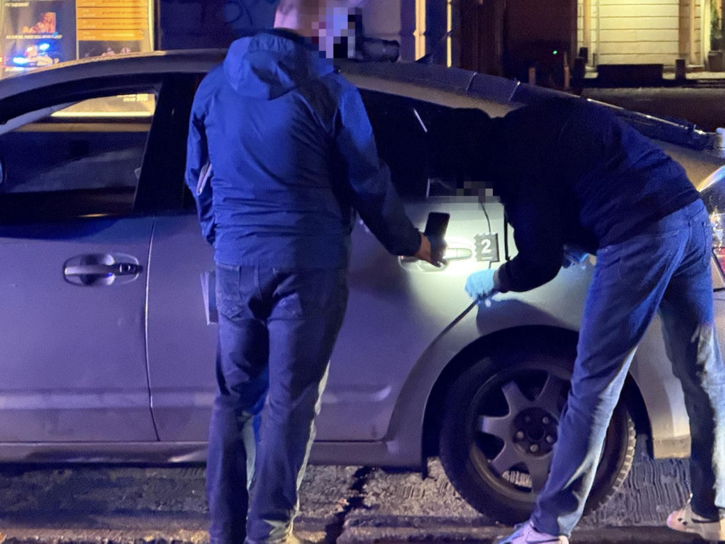 Podźgali się w centrum Warszawy. Bitwa na noże przed znanym kebabem. Podejrzanych złapali przed komendą policji