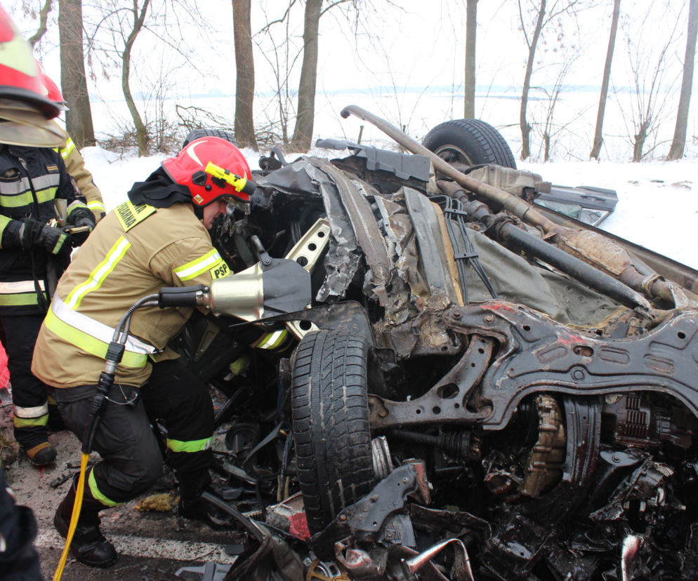 Tragedia na DK 19. Czołowe zderzenie z TIR-em. W Boćkach zginął 48-letni kierowca toyoty