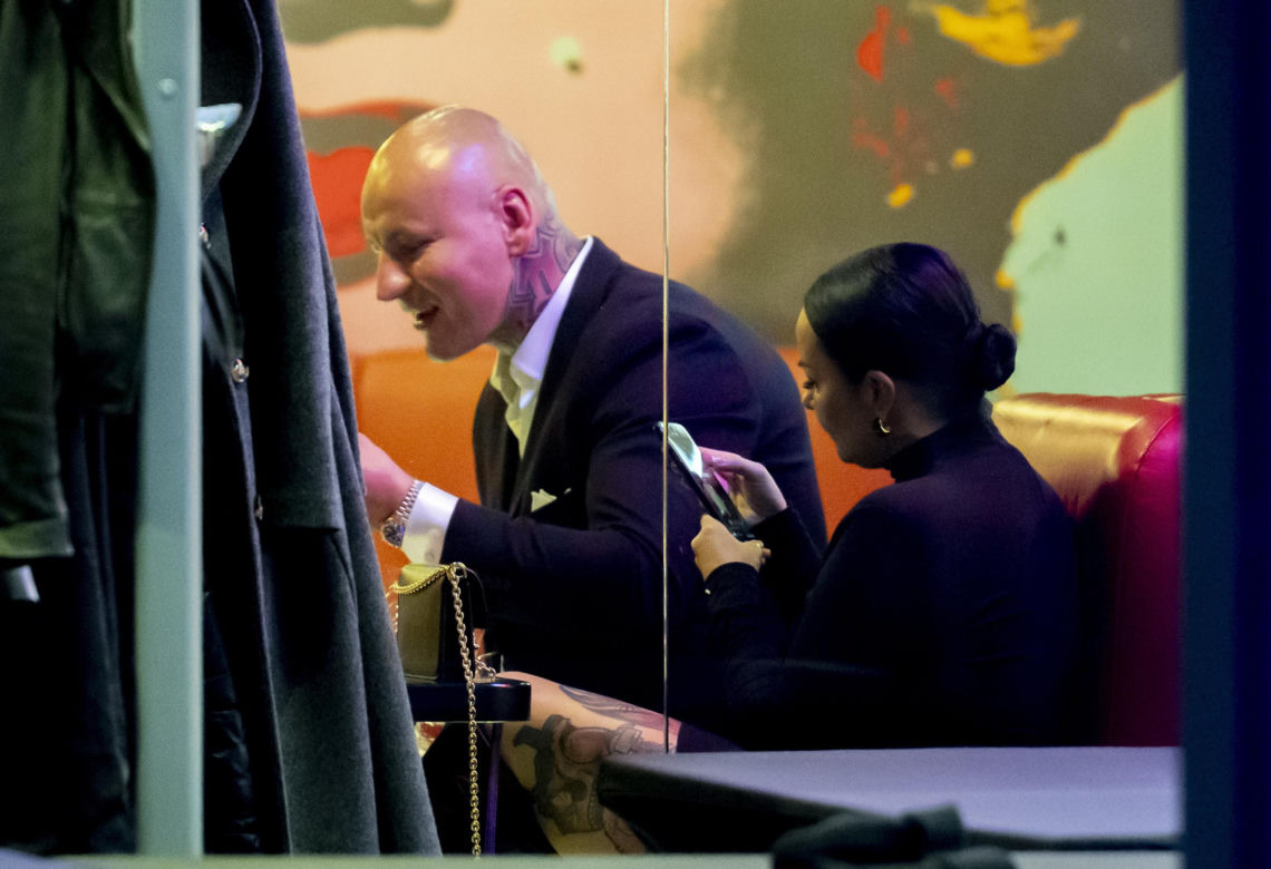 Artur Szpilka na sushi z najbliższymi po premierze filmu "Szpilka"