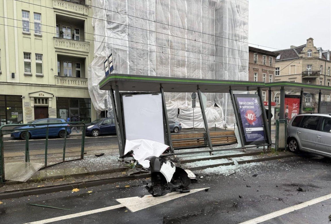 Chwile grozy na przystanku w Poznaniu. Samochód wjechał w wiatę, ludzie byli tuż obok