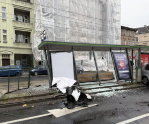 Chwile grozy na przystanku w Poznaniu. Samochód wjechał w wiatę, ludzie byli tuż obok