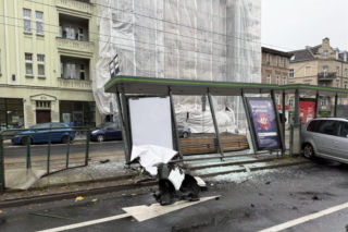 Chwile grozy na przystanku w Poznaniu. Samochód wjechał w wiatę, ludzie byli tuż obok