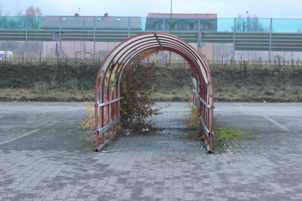 Dawny supermarket Auchan w Dąbrowie Górniczej już nie będzie straszył