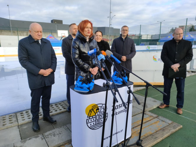 Umowa podpisana. Za 18 miesięcy w Łomży powstanie zadaszone lodowisko rolkowisko