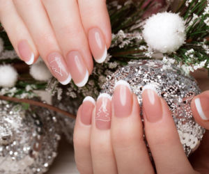 Przepiękne paznokcie na grudzień 2025 w stylu french nails. Odmładzają dłonie i są idealne na dłuższe migdałki. Nowoczesny french manicure