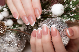 Przepiękne paznokcie na grudzień 2025 w stylu french nails. Odmładzają dłonie i są idealne na dłuższe migdałki. Nowoczesny french manicure