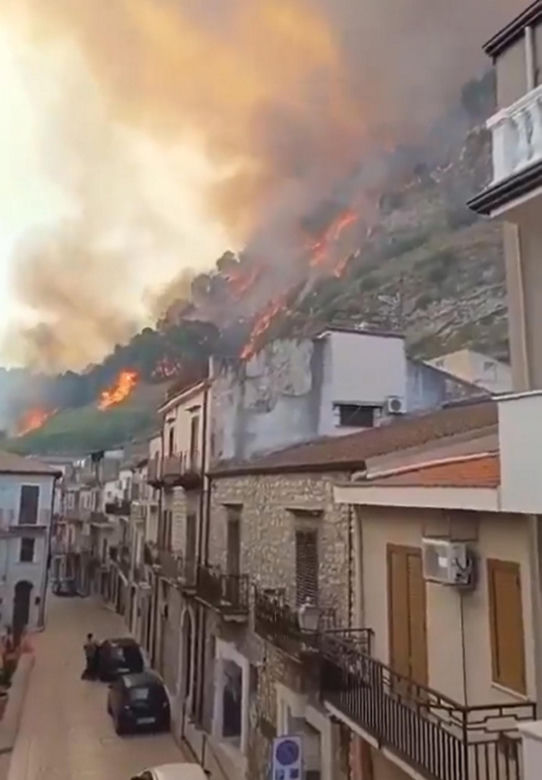 Piekło na wyspie uwielbianej przez Polaków! Gigantyczne pożary trawią Sycylię