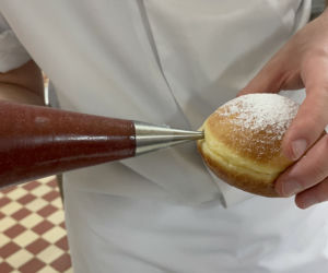Uczniowie ZS nr 1 przygotowują pączki i faworki