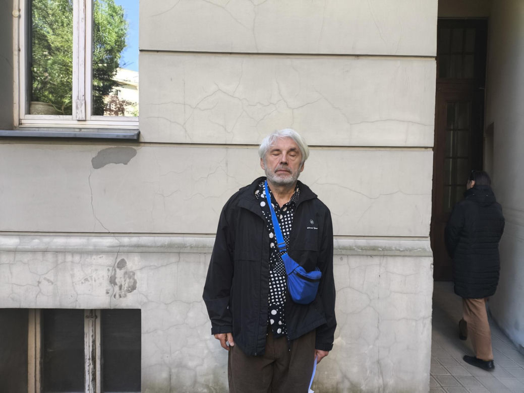 „Marzę, żeby się ogrzać przed śmiercią”. Mieszkańcy kamienicy w centrum Warszawy żyją bez centralnego ogrzewania