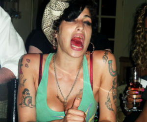 Amy Winehouse śpiewa w barze hotelowym