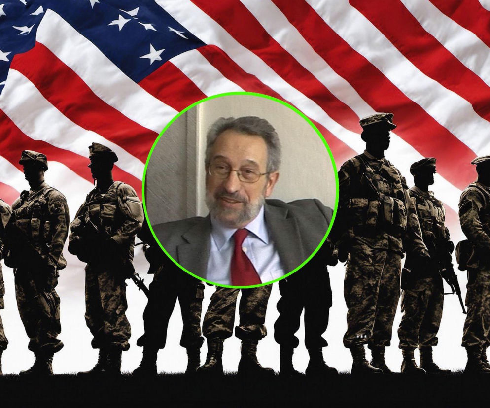Sylwetki żołnierzy na tle flagi USA. Na miniaturze analityk Eugeniusz Smolar. O pomocy NATO na SE Portal Obronny.