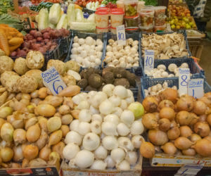 Takie są ceny na targowiskach w Warszawie. Poszaleli?! 