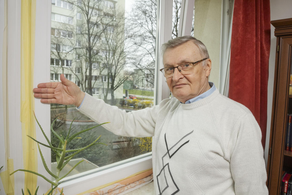 Strażacy włamali się mu do mieszkania. "Zastałem ziąb i wyłamane okno"