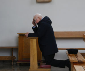 Lech Wałęsa zupełnie sam w pustym kościele. Pojechał się pomodlić tuż przed świętami