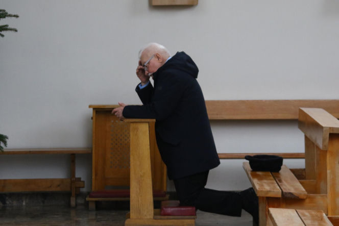 Lech Wałęsa zupełnie sam w pustym kościele. Pojechał się pomodlić tuż przed świętami