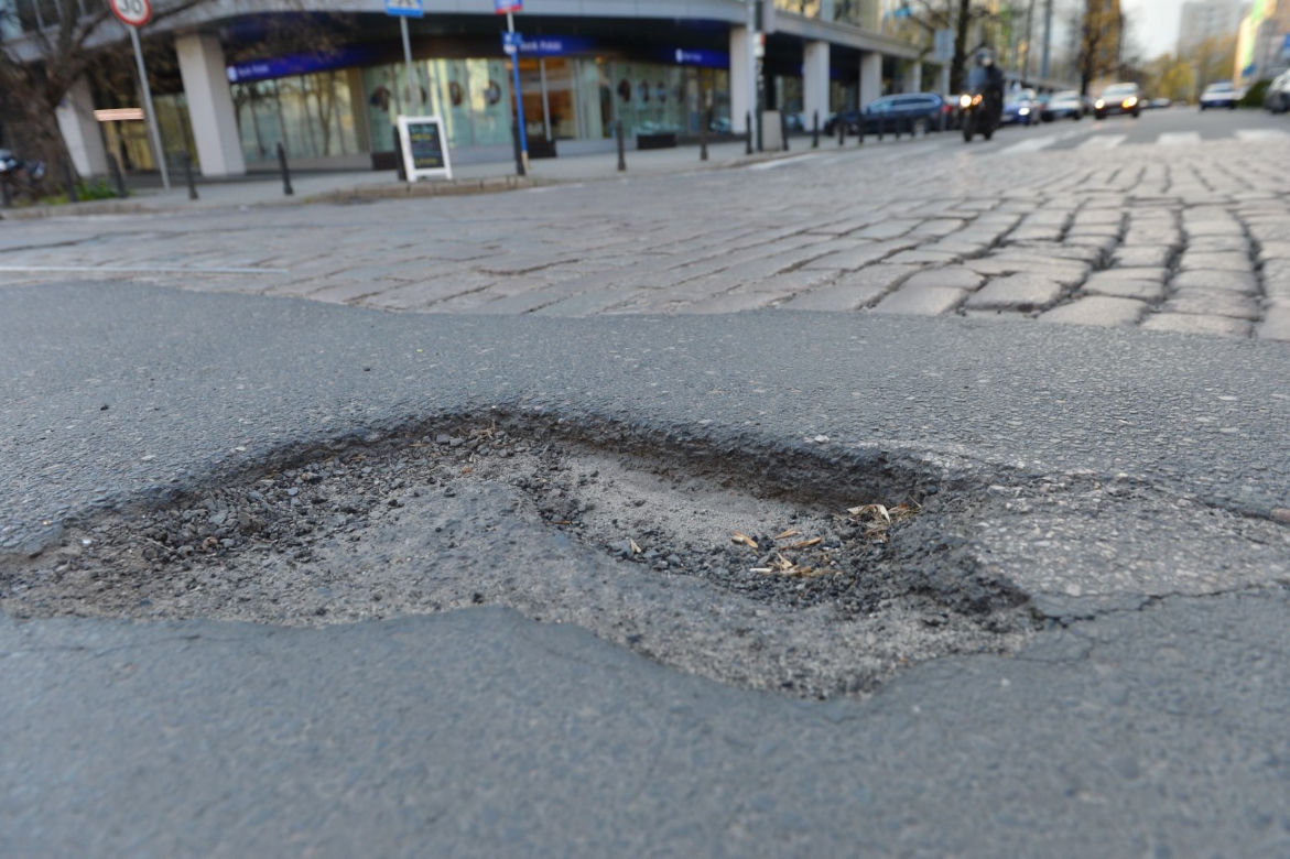 Wstyd! Takie dziurawe ulice w centrum Warszawy