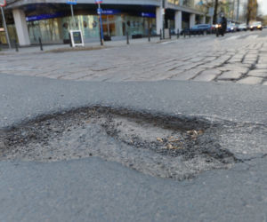 Wstyd! Takie dziurawe ulice w centrum Warszawy