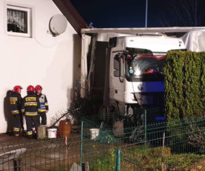 W miejscowości Przydargiń samochód ciężarowy uderzył w budynek mieszkalny. 