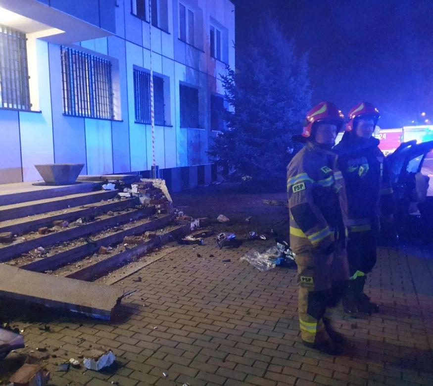 Tarnów. 75-latek wjechał samochodem w komisariat policji. Dwie osoby w szpitalu