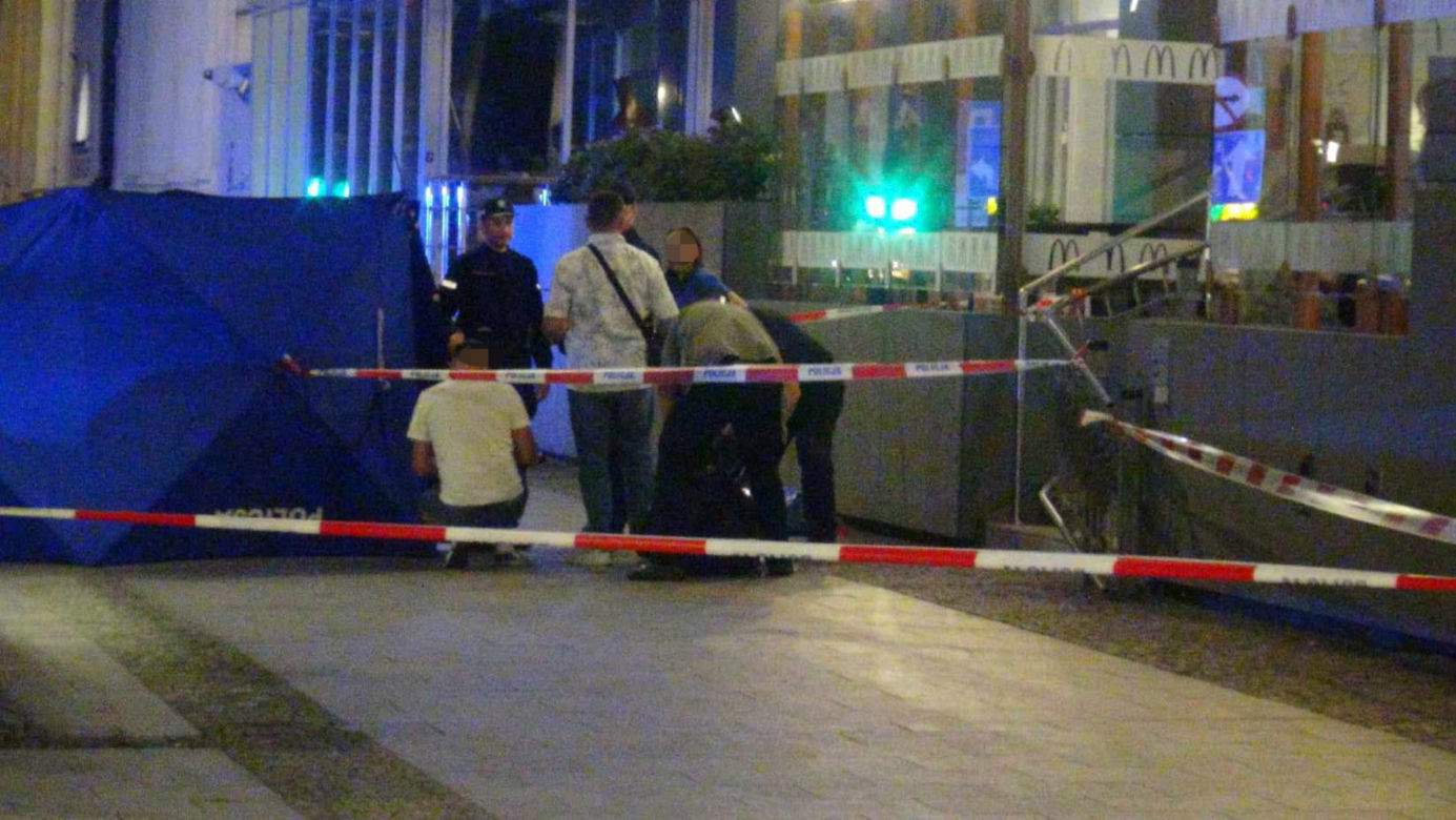 Koszmar w samym sercu stolicy. Młoda kobieta runęła z 7 piętra. Nie żyje