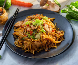 Makaron z sosem orzechowym i kurczakiem w 15 minut. Lepszy i szybszy niż chińczyk na wynos!