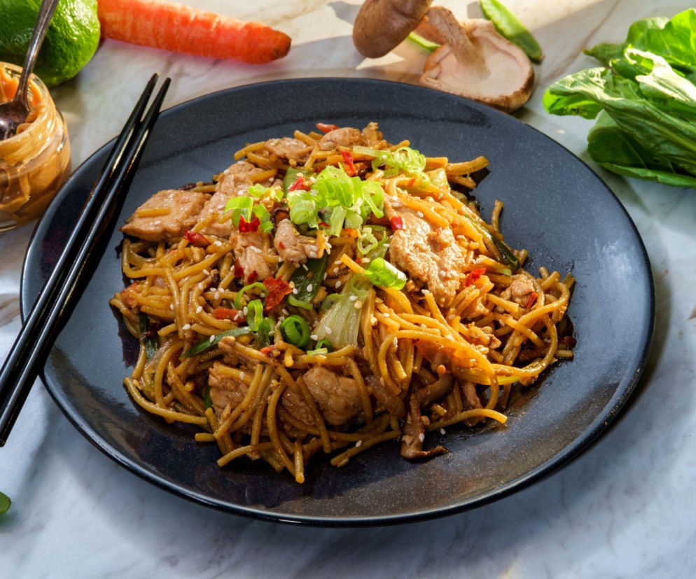 Makaron z sosem orzechowym i kurczakiem w 15 minut. Lepszy i szybszy niż chińczyk na wynos!