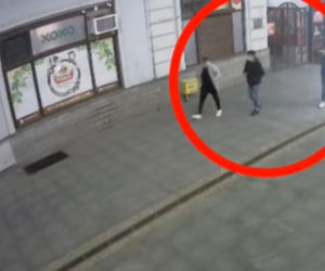 Pobicie w centrum Bydgoszczy! Policja publikuje nagranie i prosi o pomoc [WIDEO]