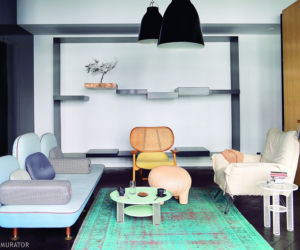 Błękitna sofa w aranżacji salonu