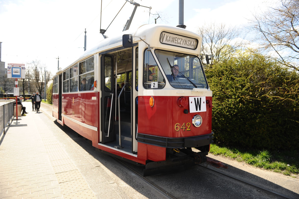 Parówki opanowały Warszawę. Zabytkowe tramwaje zrobiły wielką radochę pasażerom