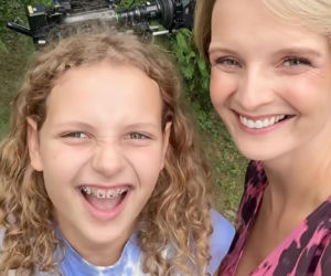 M jak miłość. Weronika (Ewelina Kudeń-Nowosielska), Pola (Hania Nowosielska) na planie