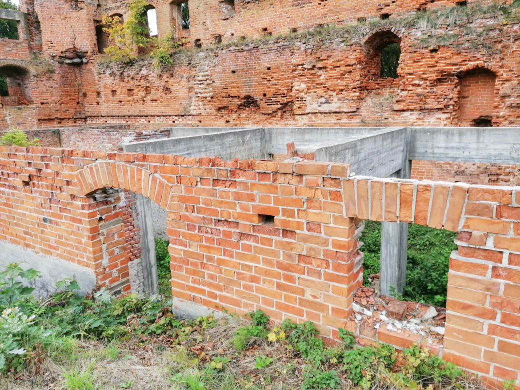 Pomarańczowi rowerzyści najechali zamek w Szymbarku