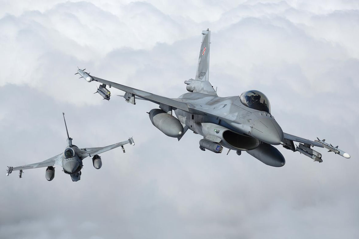 Ktoś próbował oślepić pilota F-16! Wiązka lasera trafiła w wojskowy samolot podczas lądowania