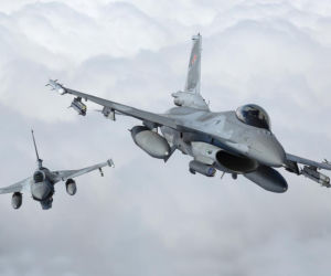 Ktoś próbował oślepić pilota F-16! Wiązka lasera trafiła w wojskowy samolot podczas lądowania