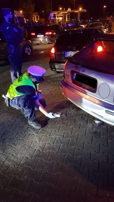 NIELEGALNY zlot samochodów pod Poznaniem. Policjanci wypisali 135 mandatów 