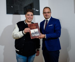 Reprezentant Australii na Eurowizję Junior na polskie korzenie. Jego dziadkowie mieszkali w Zawierciu
